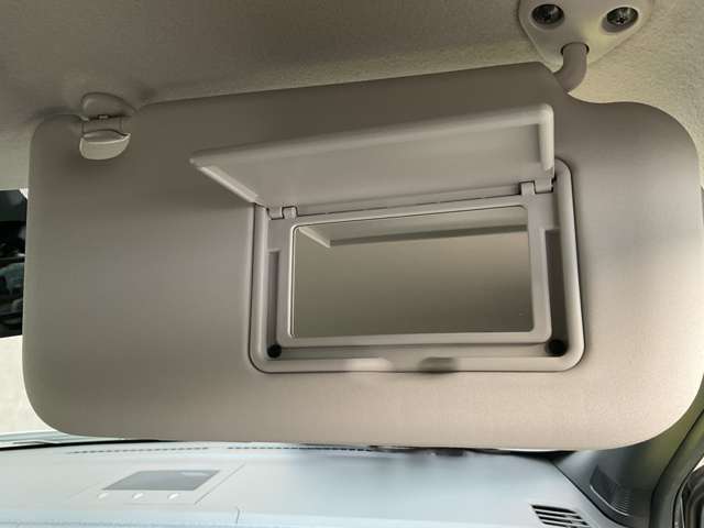運転席にはミラーがついていますのでお車を降りる際のチェックにご使用ください！
