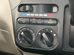 寒い冬も暑い夏も全席に快適な空調を届けてくれる、ダイヤル式エアコンを装備♪