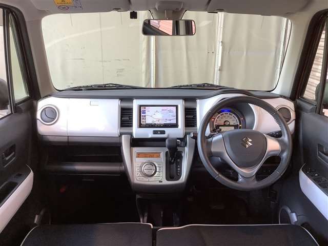 すっきりまとめられた視認性の良いインパネ周り。操作スイッチも使いやすい位置に配置されています。