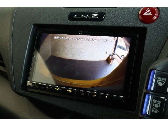 バックカメラが装備されており、後方の安全確認はもちろんのこと狭い場所での駐車や雨の日・夜間など視界の悪いコンディションでのストレスの軽減にもなります！