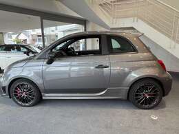 アバルトらしいコンパクトながら洗練されたボディ。