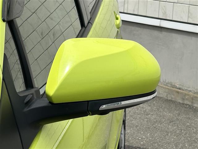 【電動格納ミラー】狭い道や狭い場所に停車させるときに活躍する装備ですね。ボタン一つでドアミラーが格納されます！！