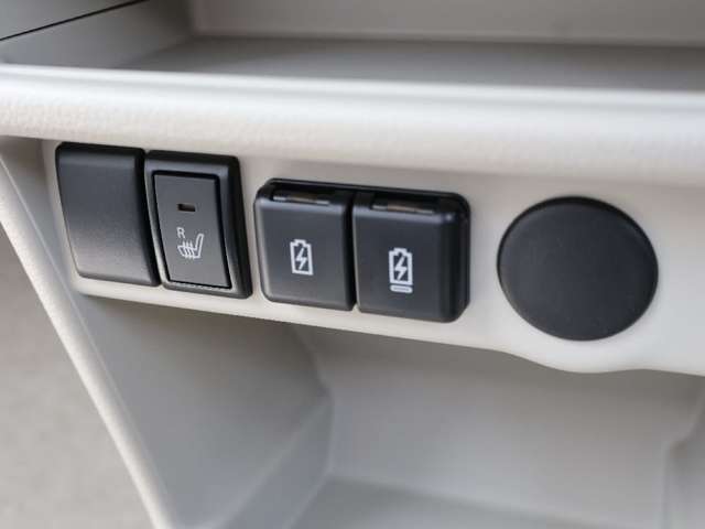 運転席にシートヒーターついています。寒い冬も快適に過ごせます。