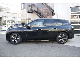 満たされる空間: 広々とした室内はラウンジのような快適さを追求。パノラマガラスサンルーフ「スカイラウンジ」や、木目調のセンターコンソールなど、上質な素材とデザインが融合し、くつろぎの空間を演出します。