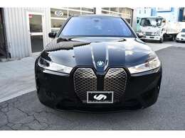 パワフルな加速性能: 前後2つの電気モーターが生み出すシステムトータル出力385kW（523ps）とシステムトータル最大トルク765Nmは、0-100km/h加速を4.6秒で駆け抜ける俊敏な加速性能を誇ります。