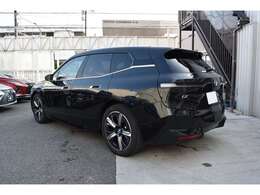 デジタルコックピット: 12.3インチのメーターパネルと14.9インチのコントロールディスプレイを一体化したカーブドディスプレイはBMW iDrive 8.0を搭載。直感的な操作と豊富な情報表示で、快適なドライブをサポート。