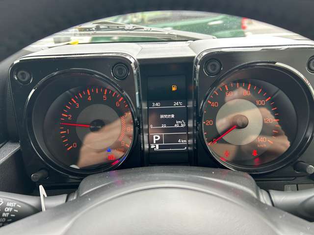 左がタコメーター（1分間あたりのエンジン回転数表示）、中央がインフォメーションディスプレイと燃料計、右側がスピードメーターになります。