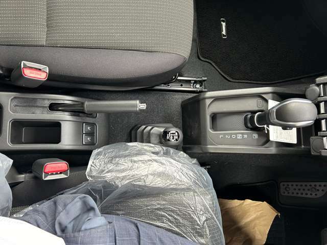 シフトレバー（AT）です。サイドブレーキの手前にある2個のボタンはシートヒーターで、その前にあるレバーはトランスファーレバー。2WDと4WDの切り替えに使います。