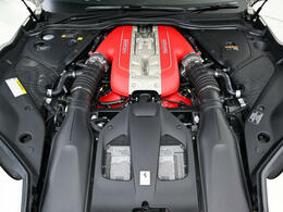 フロントに搭載された6.5L・V型12気筒自然吸気エンジンは800馬力を発揮します。