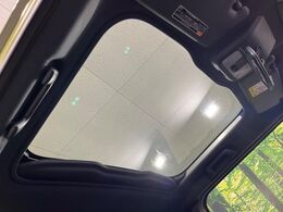 【ガラスルーフ】ガラスルーフ搭載で車内の解放感が一気にアップ！開放的なドライブをお楽しみいただけます。