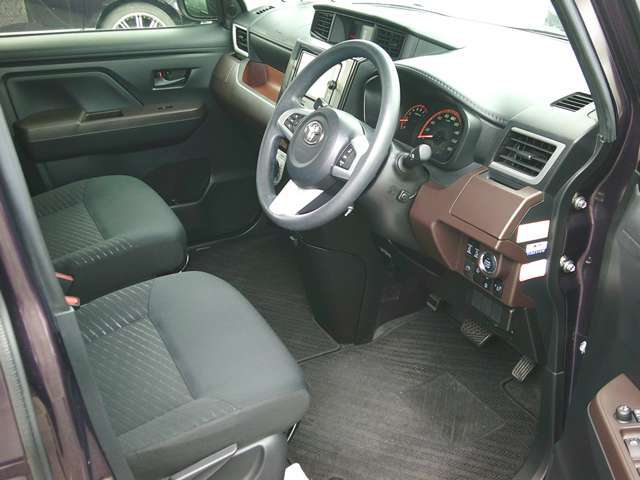 運転席です☆コンパクトなのに、シートも足元も広々としています！ゆったり座れます☆