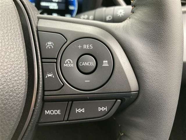 前方の車との車間を設定し、スピードを上げたり緩めたりを自動で行ってくれる追尾式の「レーダークルーズ」。上級装備の一つです！