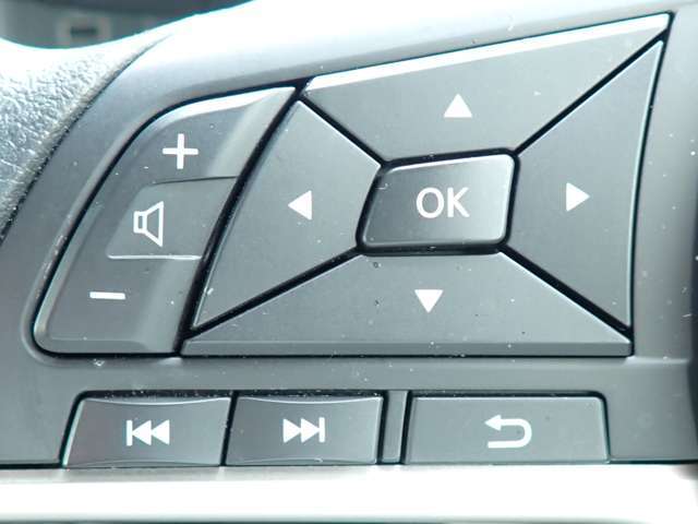ステアリングスイッチが装備されておりステアリングから手を離す事無くオーディオ類の操作が可能ですので非常に便利です♪