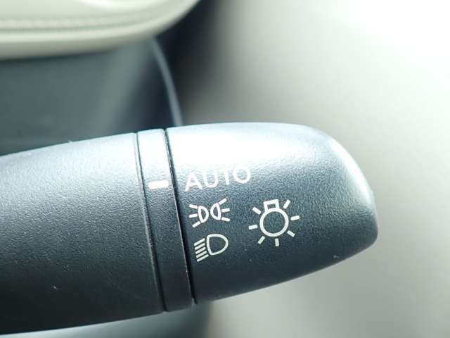 オートライト機能が装備されており暗い場所に入ると車両が検知しライトのON・OFFを自動的に切り替えてくれますので非常に便利な装備です♪