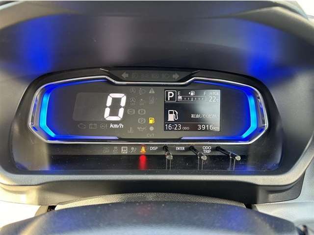とっても見やすいメーターです。夜間時はラグジュアリーな気分にさせてくれる照明が魅力ですので、夜のドライブも楽しみになりますよ♪