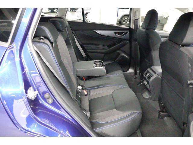 リクライニング可能な後席