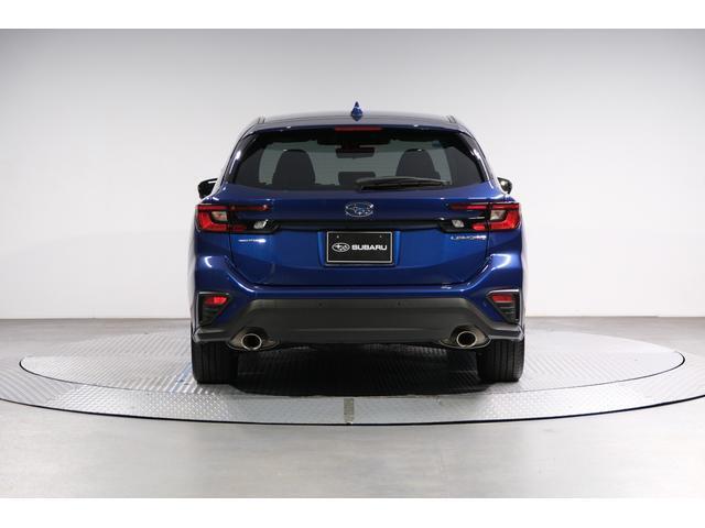 大きな六連 のエンブレムが中央に付いておりますので、後ろから見ても一目でスバル車だと判ります