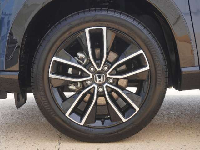 アルミホイール装着車です！これで足元まわりもおしゃれにきまります！
