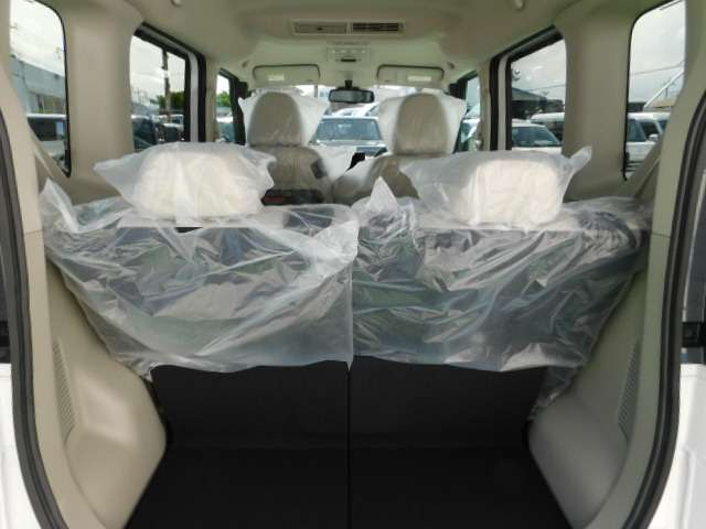 後席を倒すとラゲッジスペースが広がります！