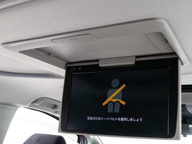 後席フリップダウンモニター装備！後席の方も一緒にご覧になれます！ドライブも大勢で楽しく行けますね！