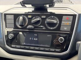 ●USB・AUX接続:お手持ちのミュージックプレーヤーを接続し、車内でお気に入りの音楽を気軽に楽しむことができます♪