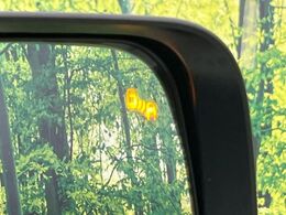 【ブラインドスポットワーニング】走行中、ドアミラーの死角になりやすい箇所に後続車が接近するとサイドミラー付近に警告を表示、ドライバーに注意喚起をしてくれます。