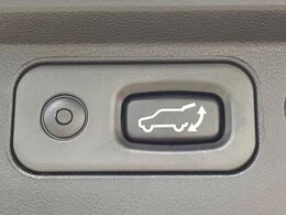 【パワーバックドア】スマートキーや運転席のボタンを押すだけでリアゲートが自動で開閉します！荷物を持っている時や、高い位置にあるバックドアを閉める際に便利な機能です♪