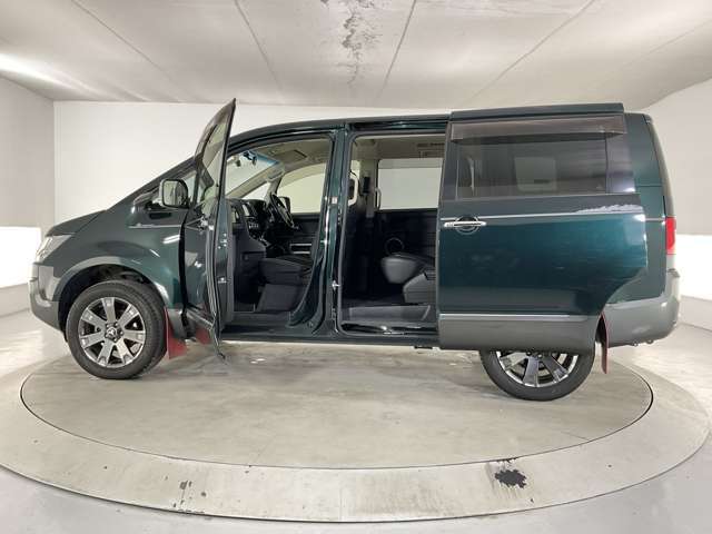 2列目はベンチタイプの8人乗り仕様です☆ 運転席には【パワーシート】、後席用に【リアクーラー・ヒーター】も付いているので快適です♪