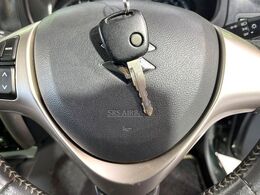 【キーレス】少し離れた場所からでもボタン一つでドアの開錠・施錠ができるのでとっても便利！ドアの鍵穴周りに傷をつけることもありません♪