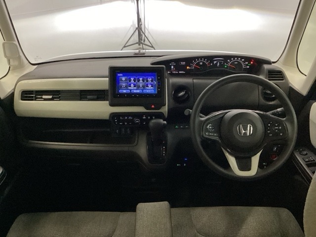 ドライバー目線の画像です。視界が確保されているので運転しやすいです。視認性のよいインパネ周りです。操作スイッチやカップホルダーも使いやすい位置に配置されています。