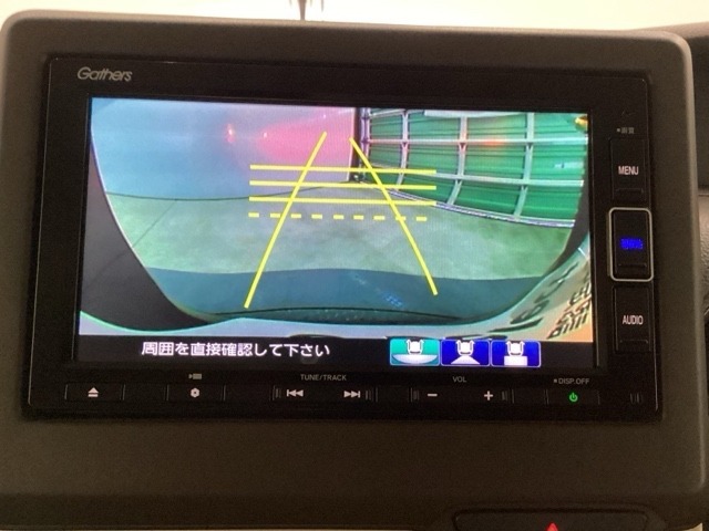 バックモニター付きで、車庫入れやバック時の後方確認をサポート。
