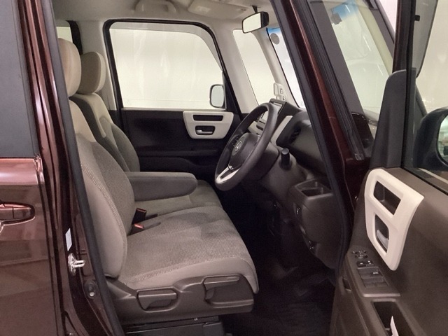 【ベンチシート】運転席と助手席の移動もスムーズ！狭い駐車場での乗り降りや、お子様の乗り降りにも便利です。座席の間にコンソールボックスやドリンクホルダーがないため、車内空間が広く感じます。