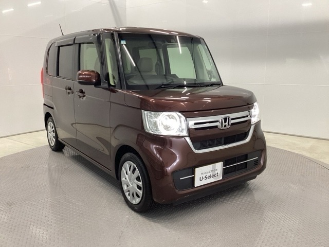 狭い駐車場でも、スライドドアならチャイルドシートへのお子さまの乗降や荷物の積載もスムーズ。とても便利な【助手席側。電動スライドドア】ドアハンドを少し引くだけでリアドアが自動開閉します。
