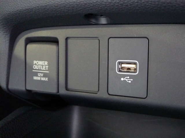 アクセサリーソケットにUSBポートも装備してます。ナビのAV出力や携帯電話の充電などに便利です。