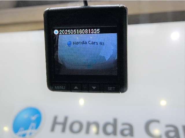 万が一の事故はもちろん快適で安全なドライブの必需品　2.4インチ液晶モニター搭載ドライブレコーダーがフロントに付いています。