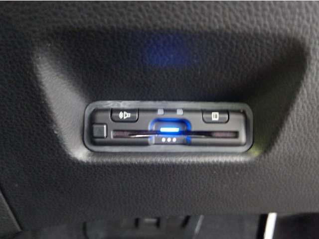 有料道路をキャッシュレスで通行できるETC車載器付きです。運転席足元に設置されています。ETCセットアップ費用は含まれておりません。別途必要となります。