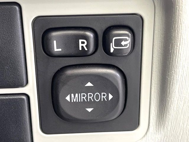 【電動格納ミラー】サイドミラーは電動格納式となっており、狭い駐車場でもキズがつくリスクを抑えられます。