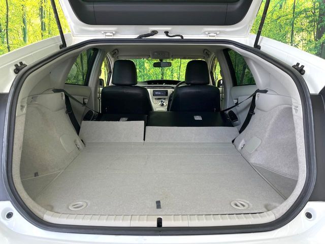 後席を格納すると、これだけの広さが！シーンに合わせたシートアレンジで、大きな荷物も積むことが出来ます♪