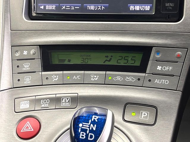 【オートエアコン】一度お好みの温度に設定すれば、車内の温度を検知し風量や温度を自動で調整。暑い…寒い…と何度もスイッチ操作をする必要はありません。快適な車内空間には必須の機能ですね♪
