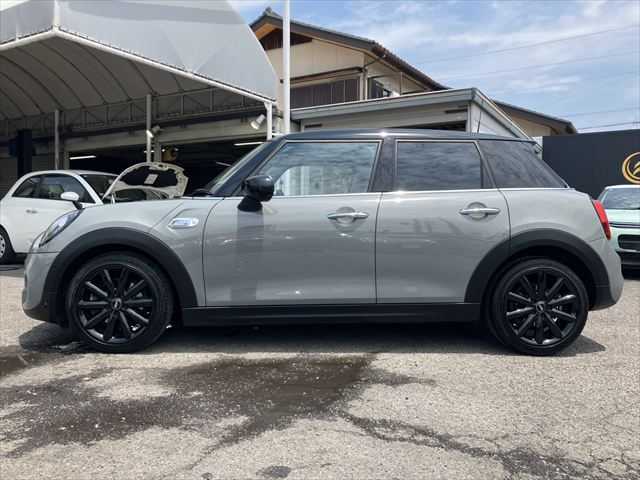 店舗敷地内に駐車スペースもございます。お車でのご来場をお考えの方はご安心ください♪
