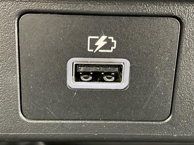 【　USB端子　】USB接続もついていますので携帯などの電子機器の充電にも使えて便利です♪
