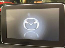 【マツダコネクト】車内の雰囲気にマッチした一体型タイプのディスプレイ。各種車輌設定やBluetooth再生等、様々な機能が楽しめます。専用SDカードのご購入で、ナビ機能も使用出来ます。