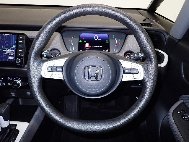 ハンドル左側にはオーディオ操作が出来るオーディオリモートコントロールスイッチ、右側にはHonda SENSINGとオートクルーズコントロールのスイッチを装備！