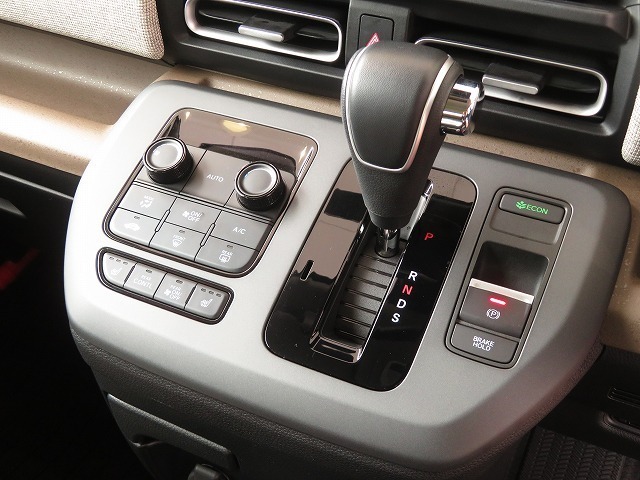 インパネシフトだから視線の移動も少なく足元もスッキリ♪運転席もゆったりしているのでゆとりを持ってドライブできますね！