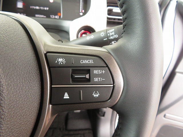 Hondaセンシングの機能のひとつ、アダプティブクルーズコントロール付！アクセルから足を離しても設定したスピードと前車との車間を保ち走行してくれます！車線維持もアシスト☆高速道路で疲労軽減ですね☆