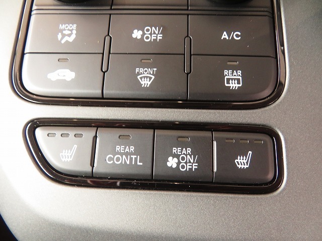 シートヒーター装備車両♪♪寒い冬はもちろん♪肌寒い春先・秋口まで活躍してくれるあると嬉しい装備です♪♪