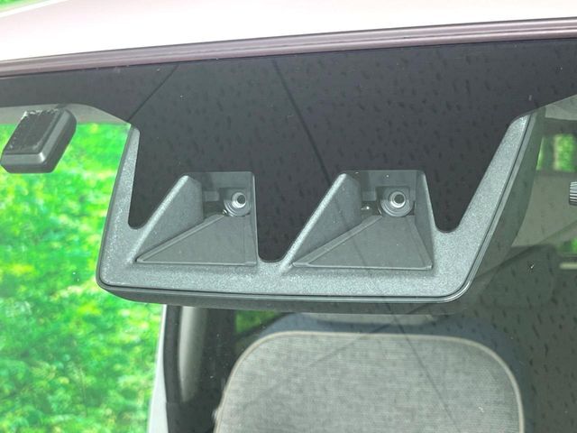 【スマートアシスト】走行中に前方の車両等を認識し、衝突しそうな時は警報とブレーキで衝突回避と被害軽減をアシスト。より安全にドライブをお楽しみいただけます。