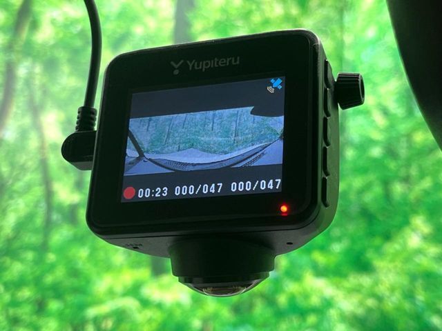 【ドライブレコーダー】安心・安全なカーライフに必須のドライブレコーダーを装備！走行中はもちろん、あおり運転や事故に遭遇した際の状況も映像で記録し、万一のリスクに備えます。