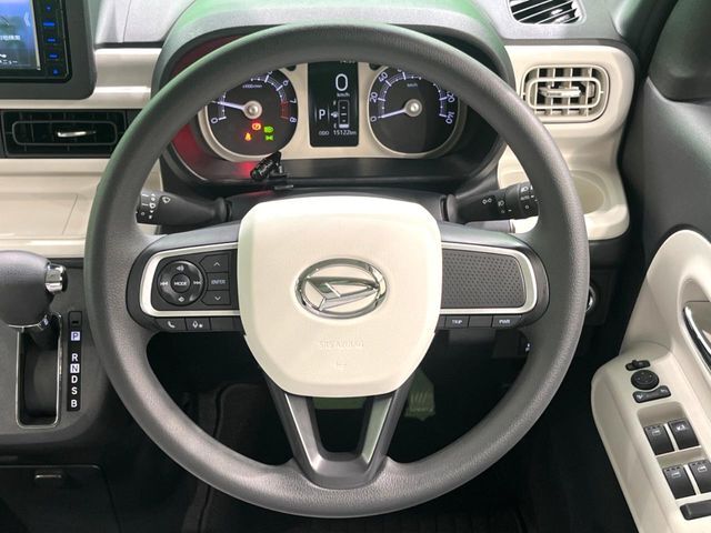 インテリアに合わせたデザインのステアリングは、運転される方のことも考え、運転しやすい形状、大きさです。是非一度、実際に触ってお確かめください。