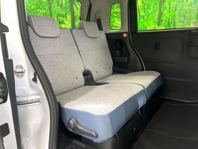 後部座席も気になるようなキズ・汚れやへたり等、大きなダメージはなく、良好な状態です。